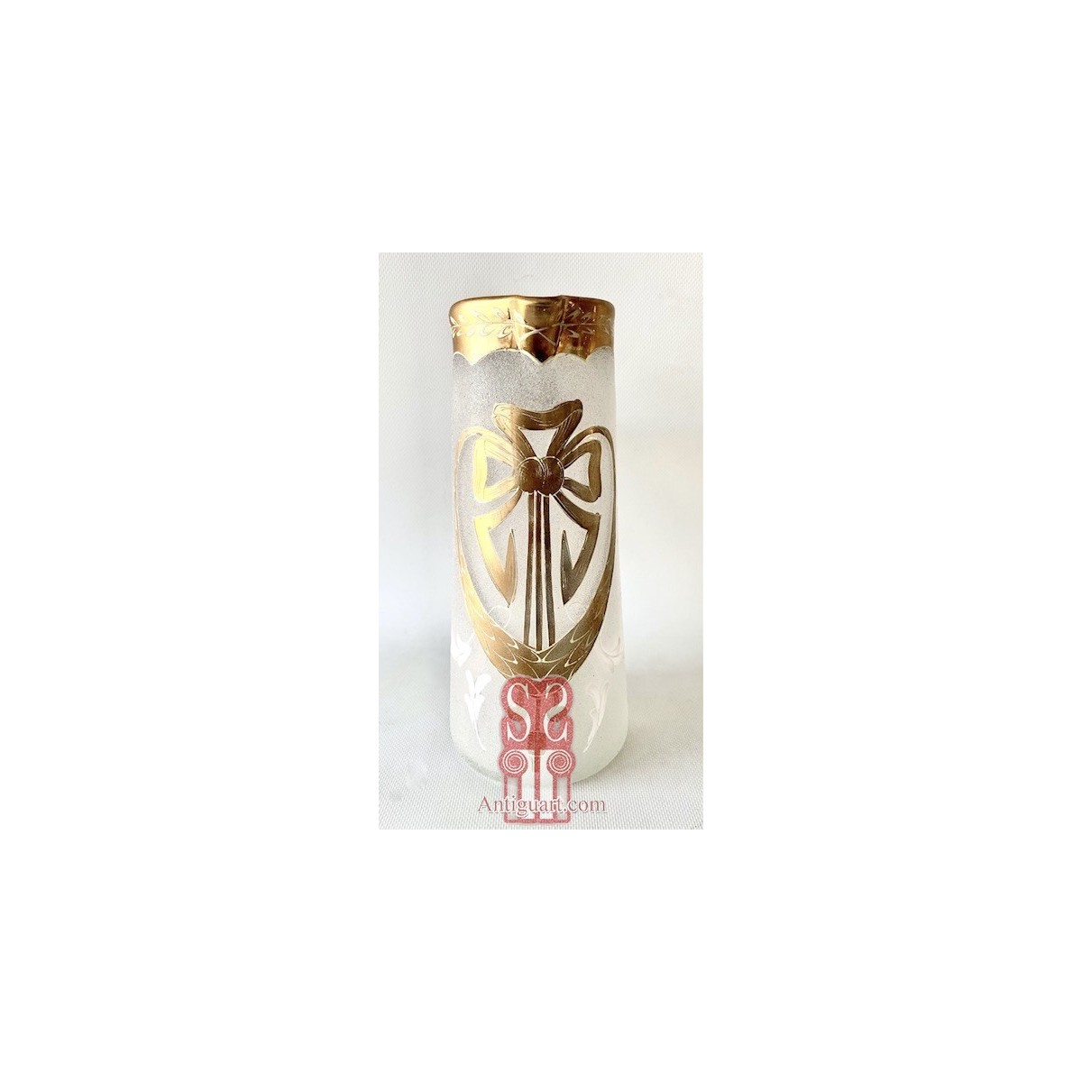 Jarra y vaso di cristal modernista.