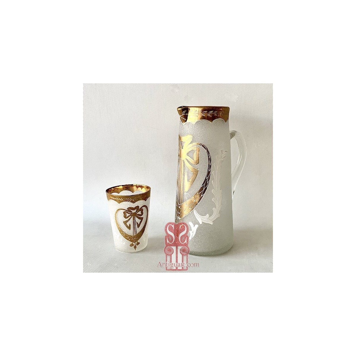 Jarra y vaso di cristal modernista.