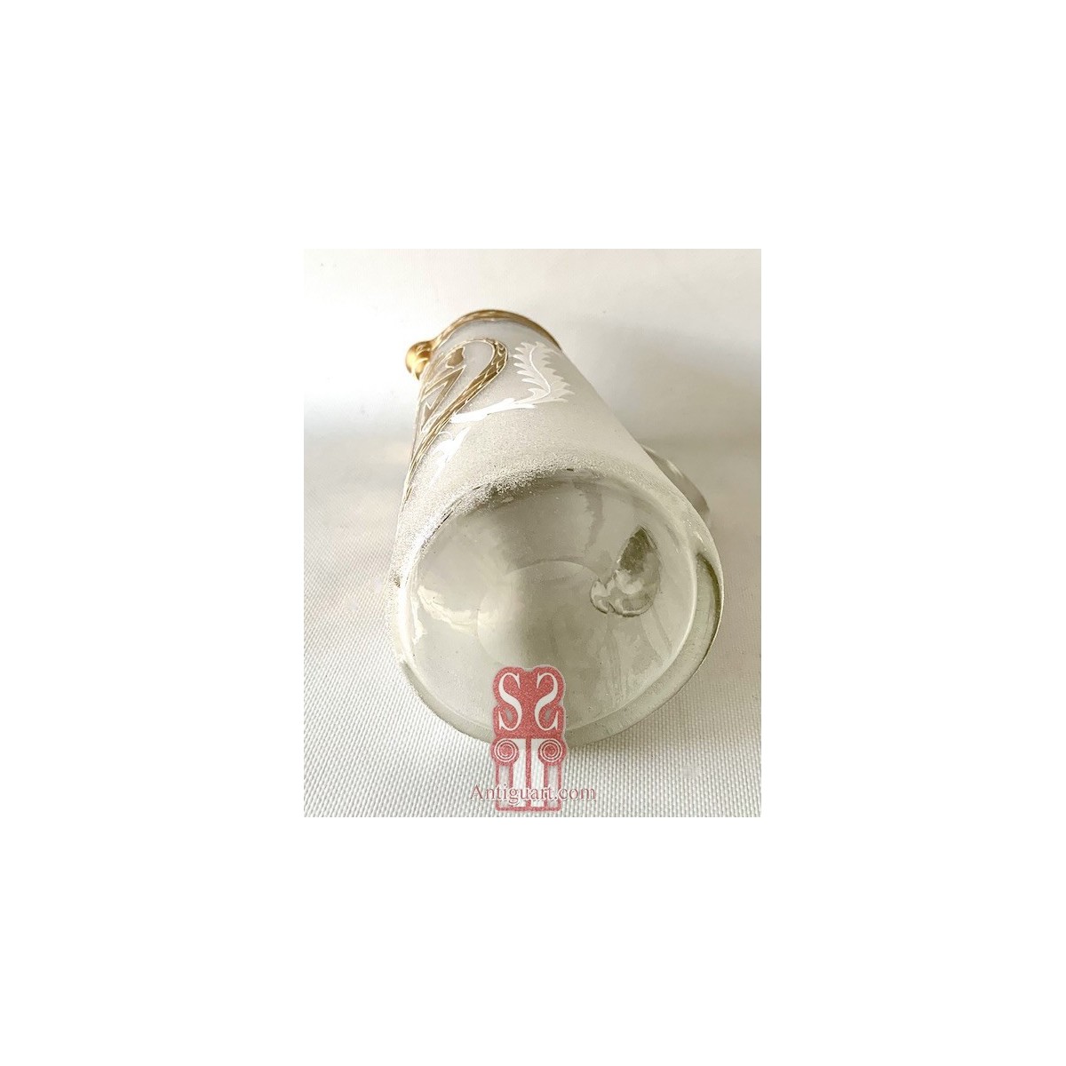 Jarra y vaso di cristal modernista.