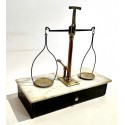 Balanza de precisión del siglo XIX.