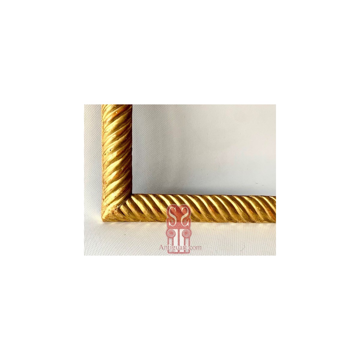 Marco tallado y dorado del siglo XIX