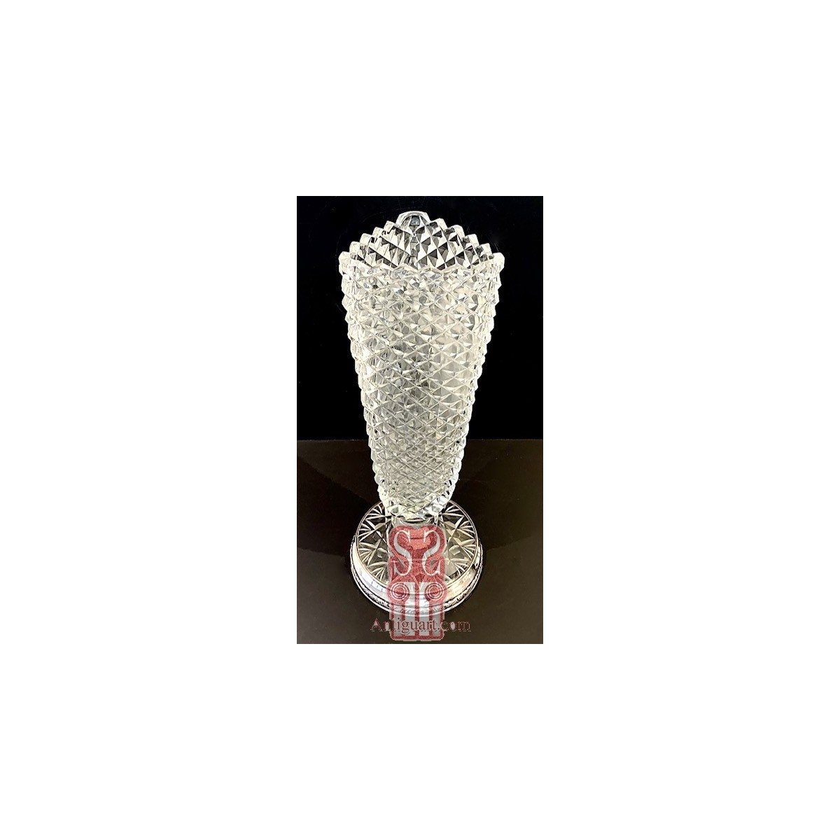 Jarrón de cristal tallado con base de plata