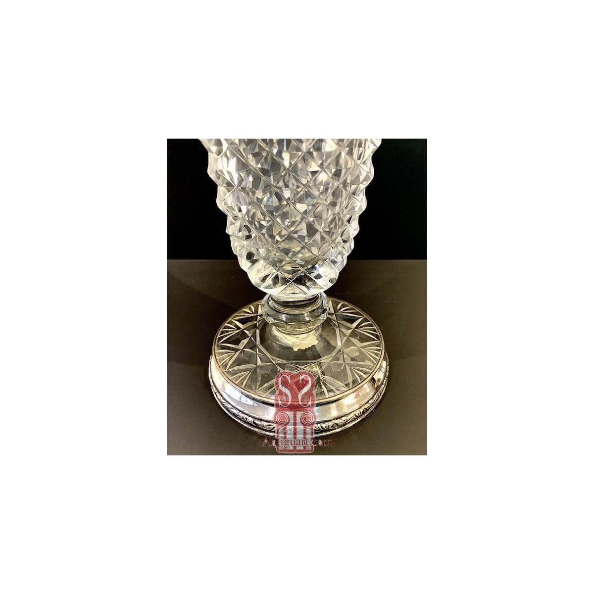 Jarrón de cristal tallado con base de plata