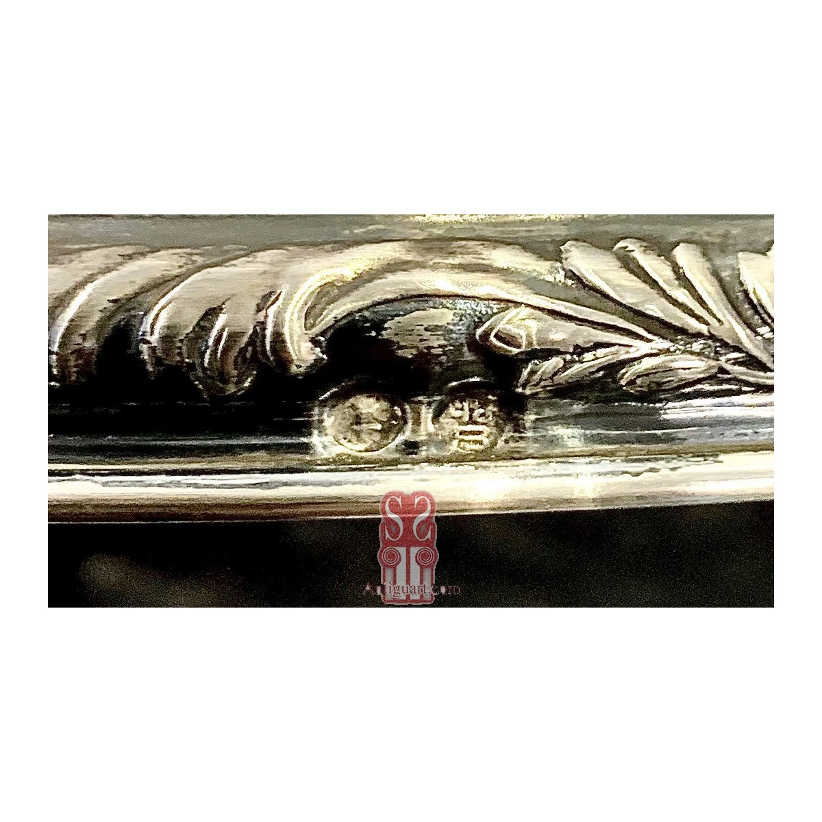 Jarrón de cristal tallado con base de plata