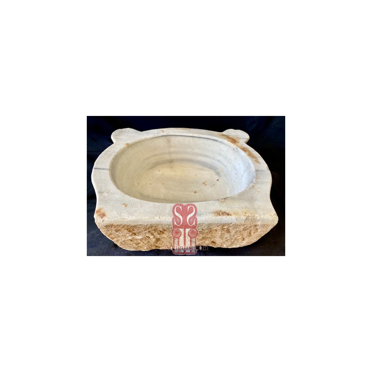 Pila benditera de mármol blanco del siglo XIX