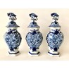 Conjunto de cinco jarrones de cerámica de Delft, siglo XVIII