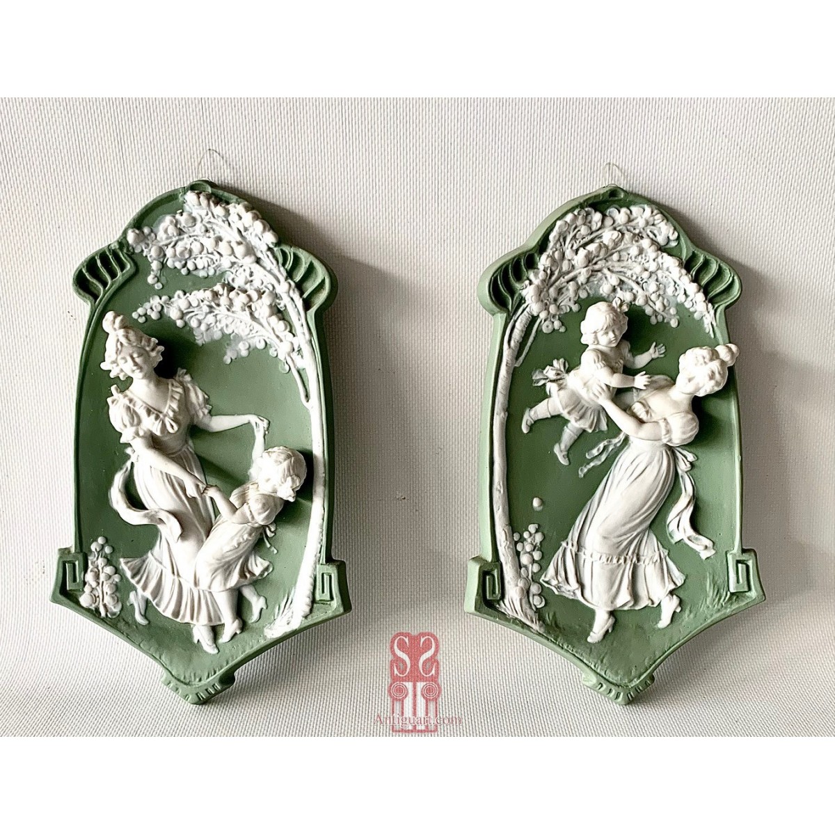 Pair of biscuit high-reliefs art nouveau (1890-1910)