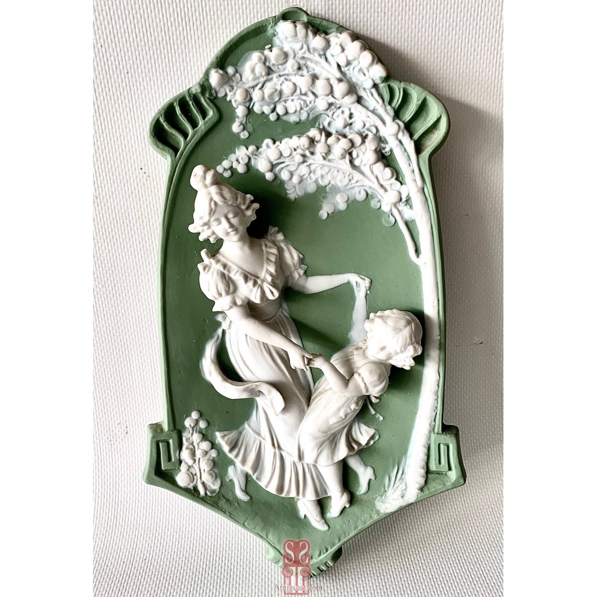 Pareja de alto relieves en biscuit (1890-1910)