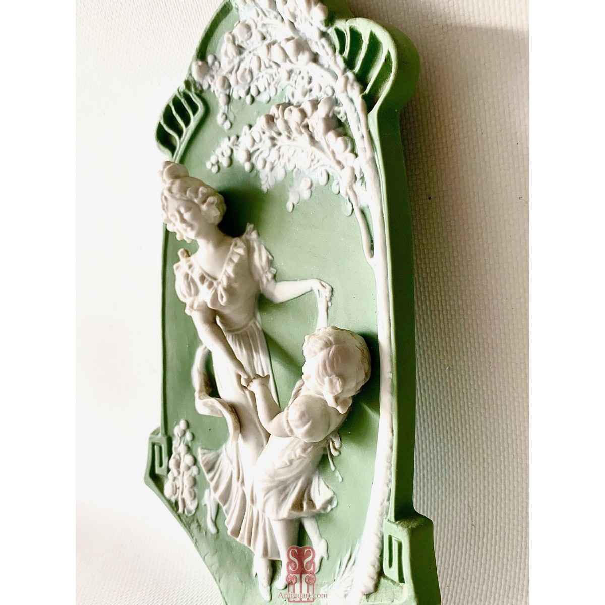 Pareja de alto relieves en biscuit (1890-1910)