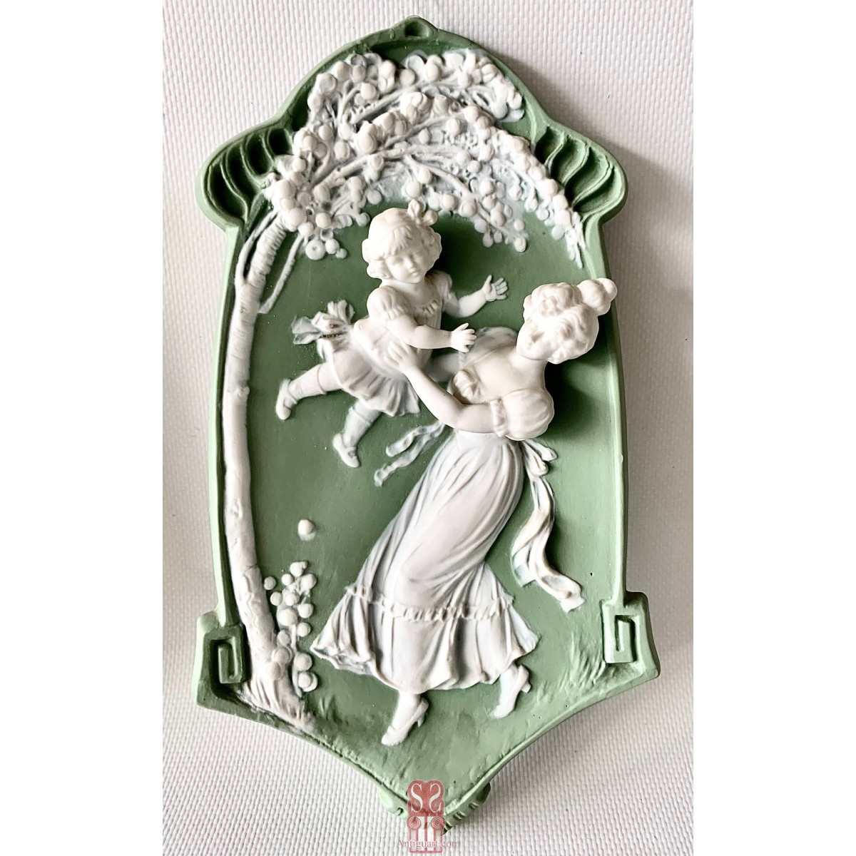 Pareja de alto relieves en biscuit (1890-1910)