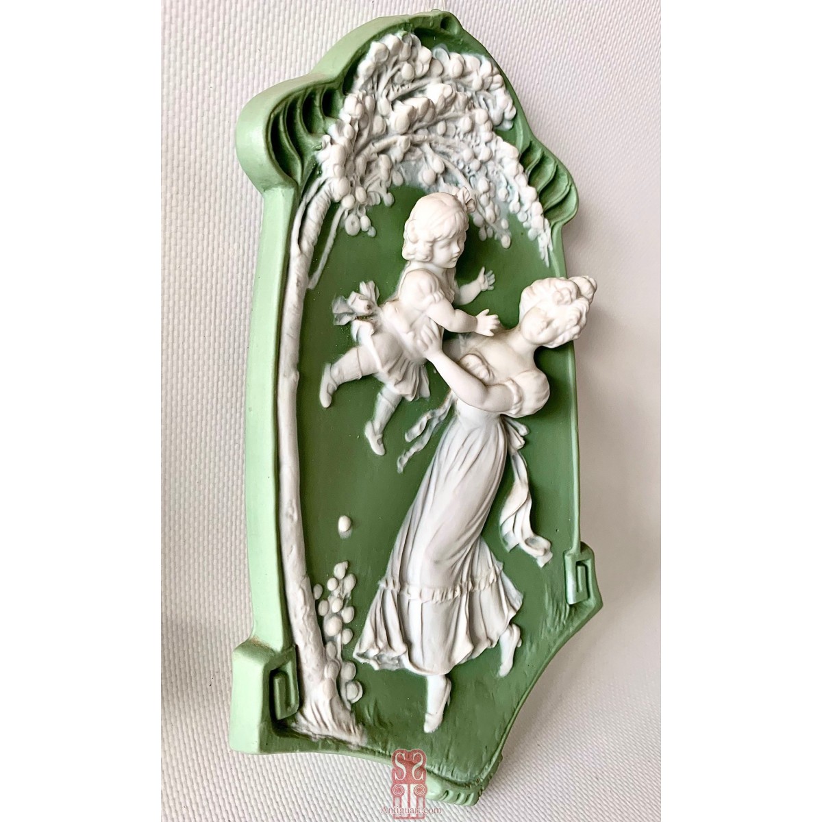 Pareja de alto relieves en biscuit (1890-1910)