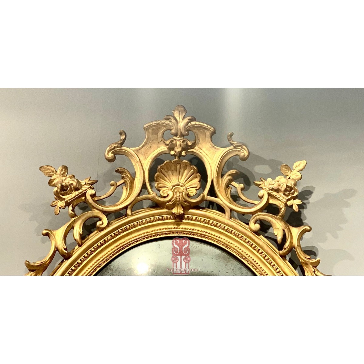 Espejo ovalado del siglo XIX.