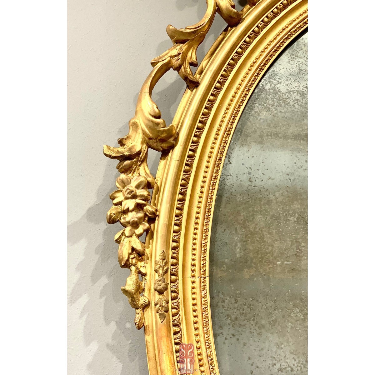 Espejo ovalado del siglo XIX.