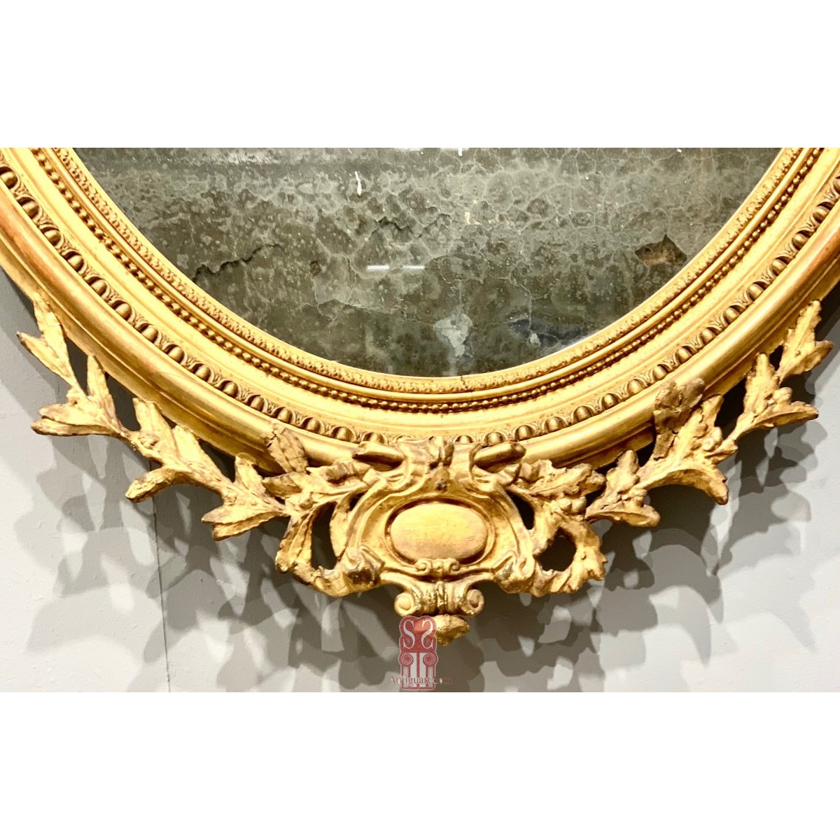 Espejo ovalado del siglo XIX.