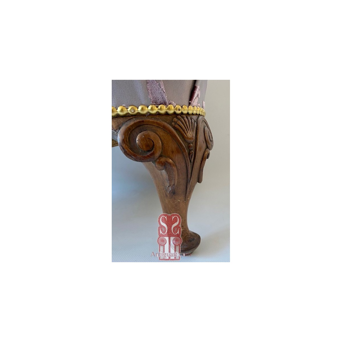 Escabel, mueble descalzador, petit point. Primera mitad del Siglo XX.