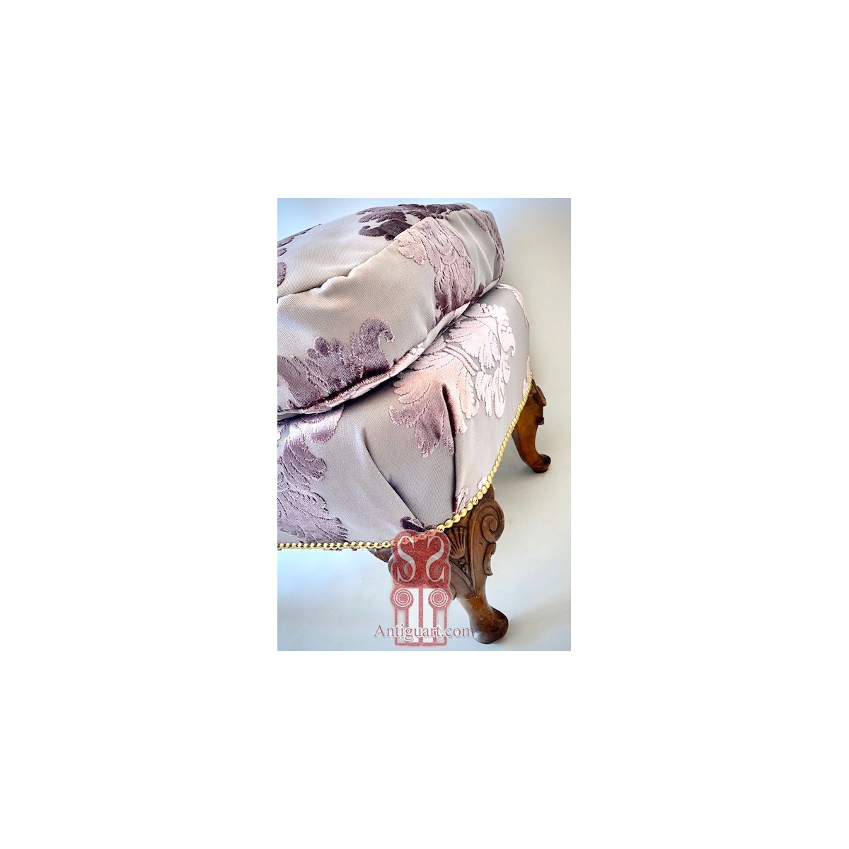 Escabel, mueble descalzador, petit point. Primera mitad del Siglo XX.