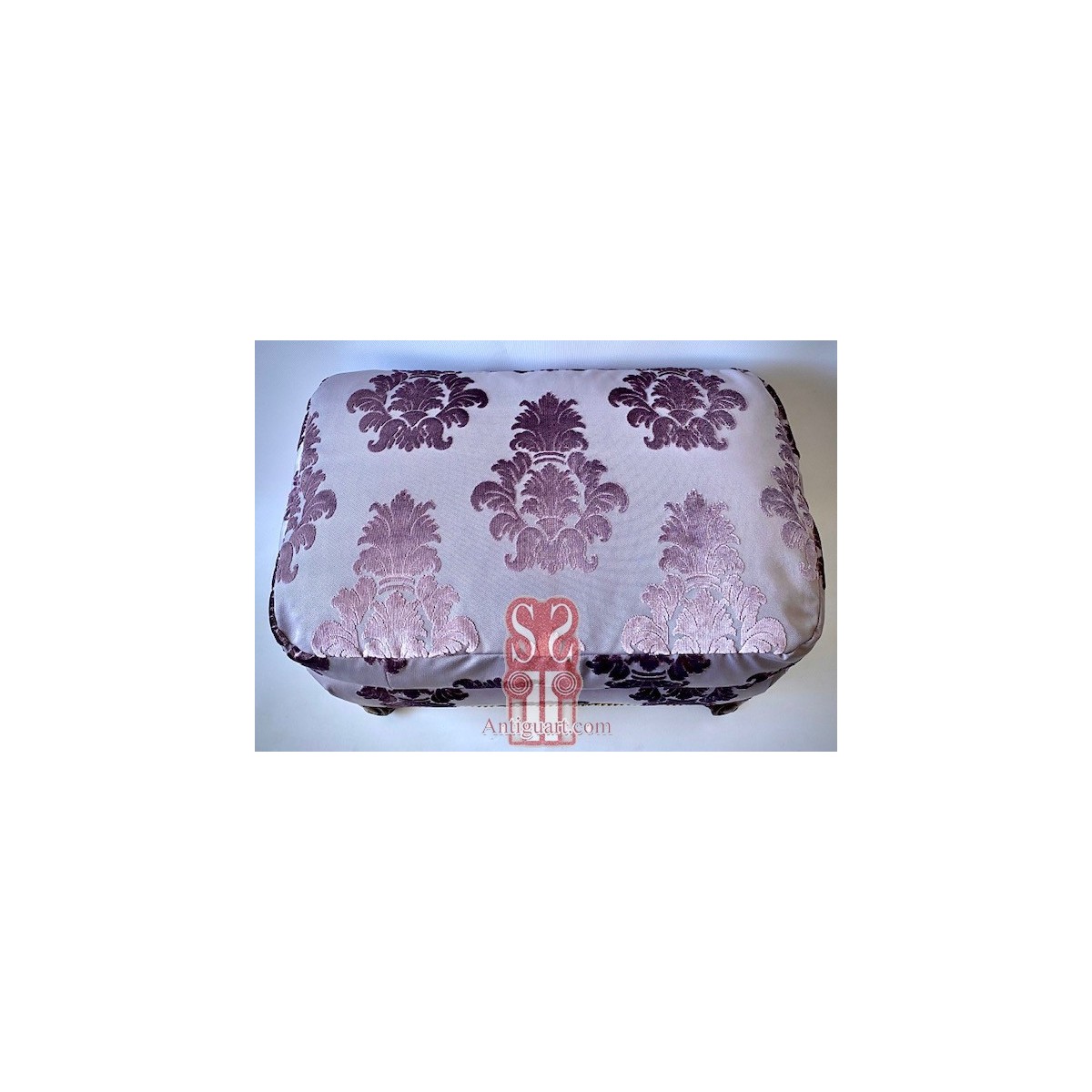 Escabel, mueble descalzador, petit point. Primera mitad del Siglo XX.