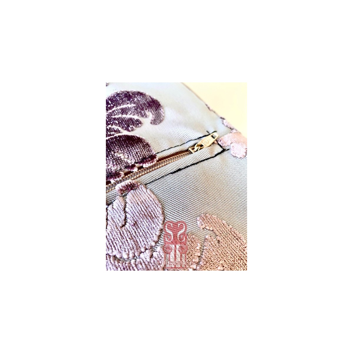 Escabel, mueble descalzador, petit point. Primera mitad del Siglo XX.