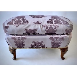 Escabel, mueble descalzador, petit point. Primera mitad del Siglo XX. 2