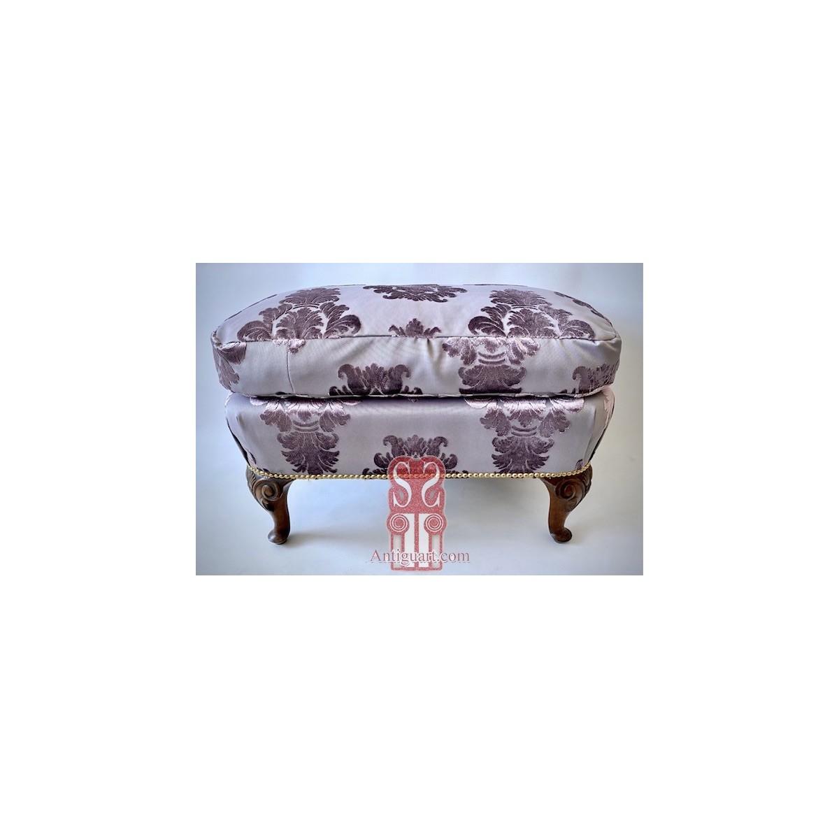 Escabel, mueble descalzador, petit point. Primera mitad del Siglo XX.