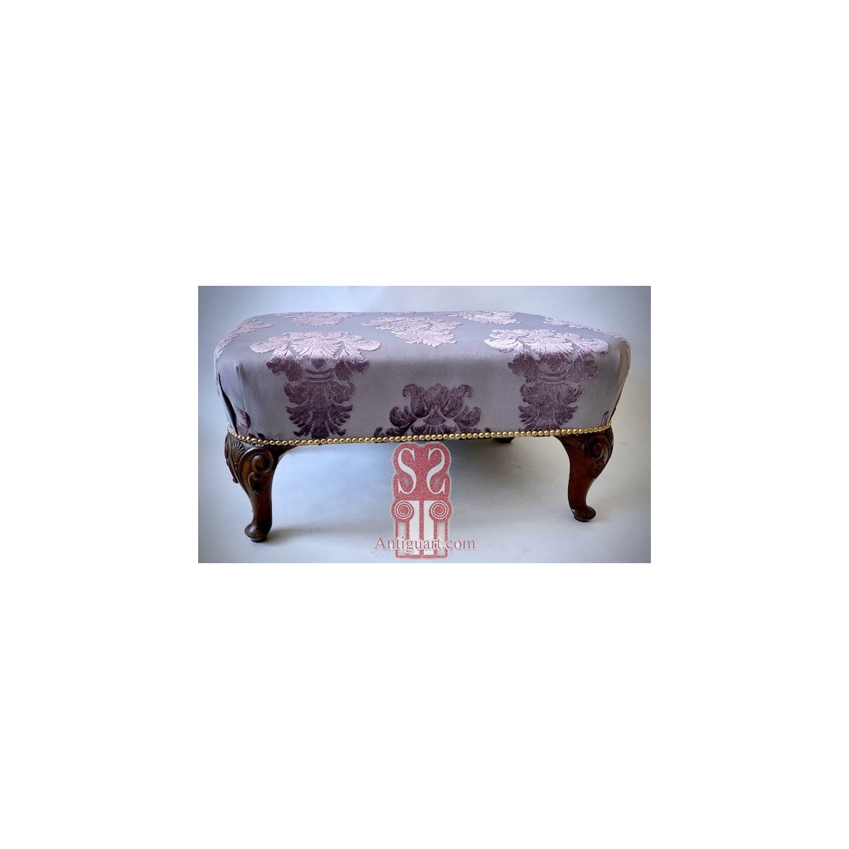 Escabel, mueble descalzador, petit point. Primera mitad del Siglo XX.