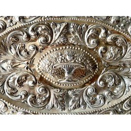Vassoio d’argento cesellato dell'800 2
