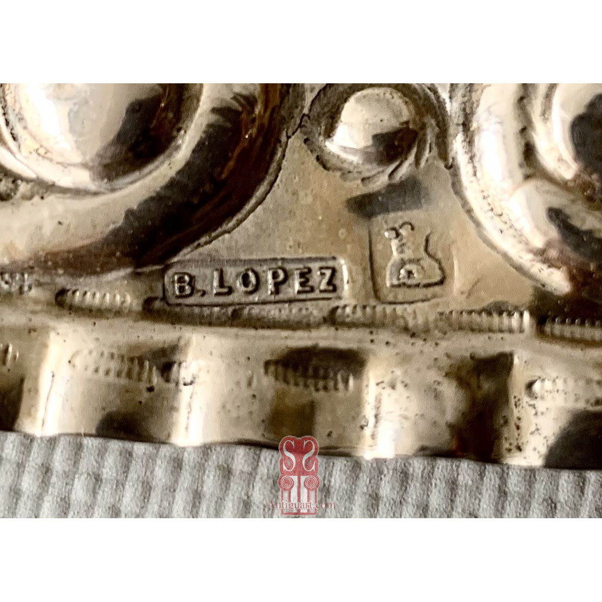 Bandeja de plata cincelada del siglo XIX