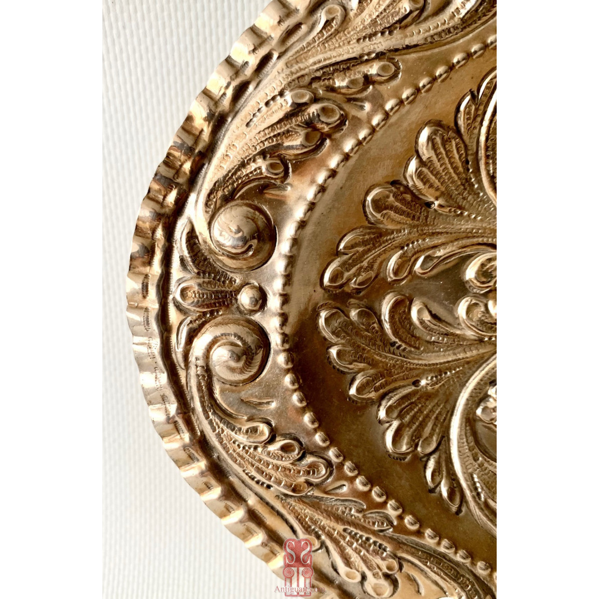 Bandeja de plata cincelada del siglo XIX