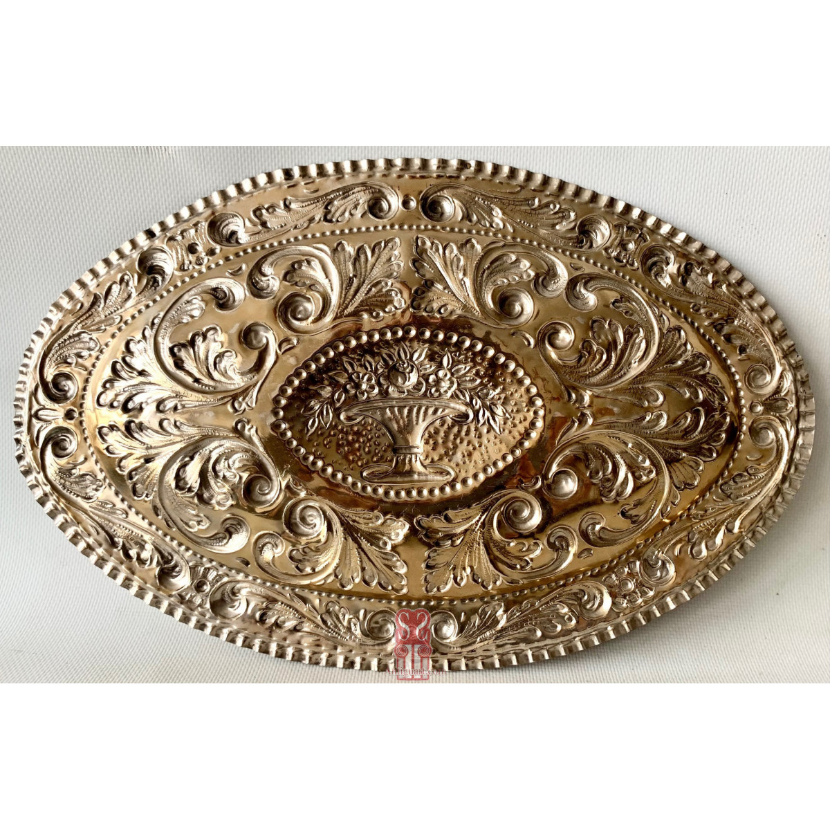 Bandeja de plata cincelada del siglo XIX