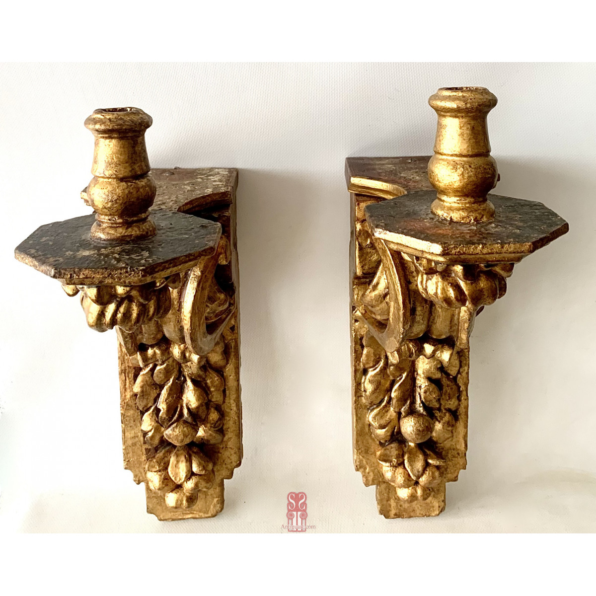 Pareja de candeleros de pared, de madera dorada, siglo XVIII.