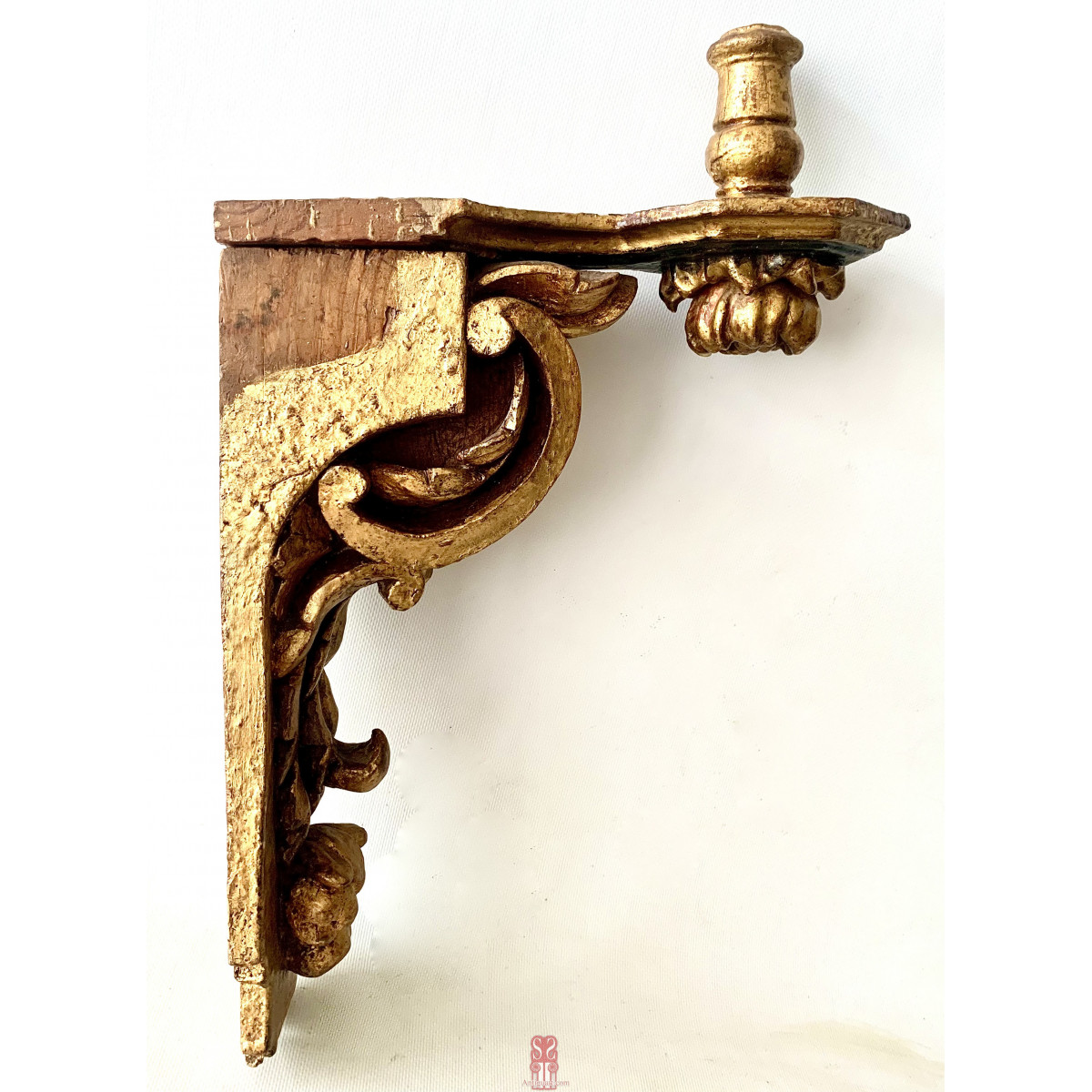 Pareja de candeleros de pared, de madera dorada, siglo XVIII.