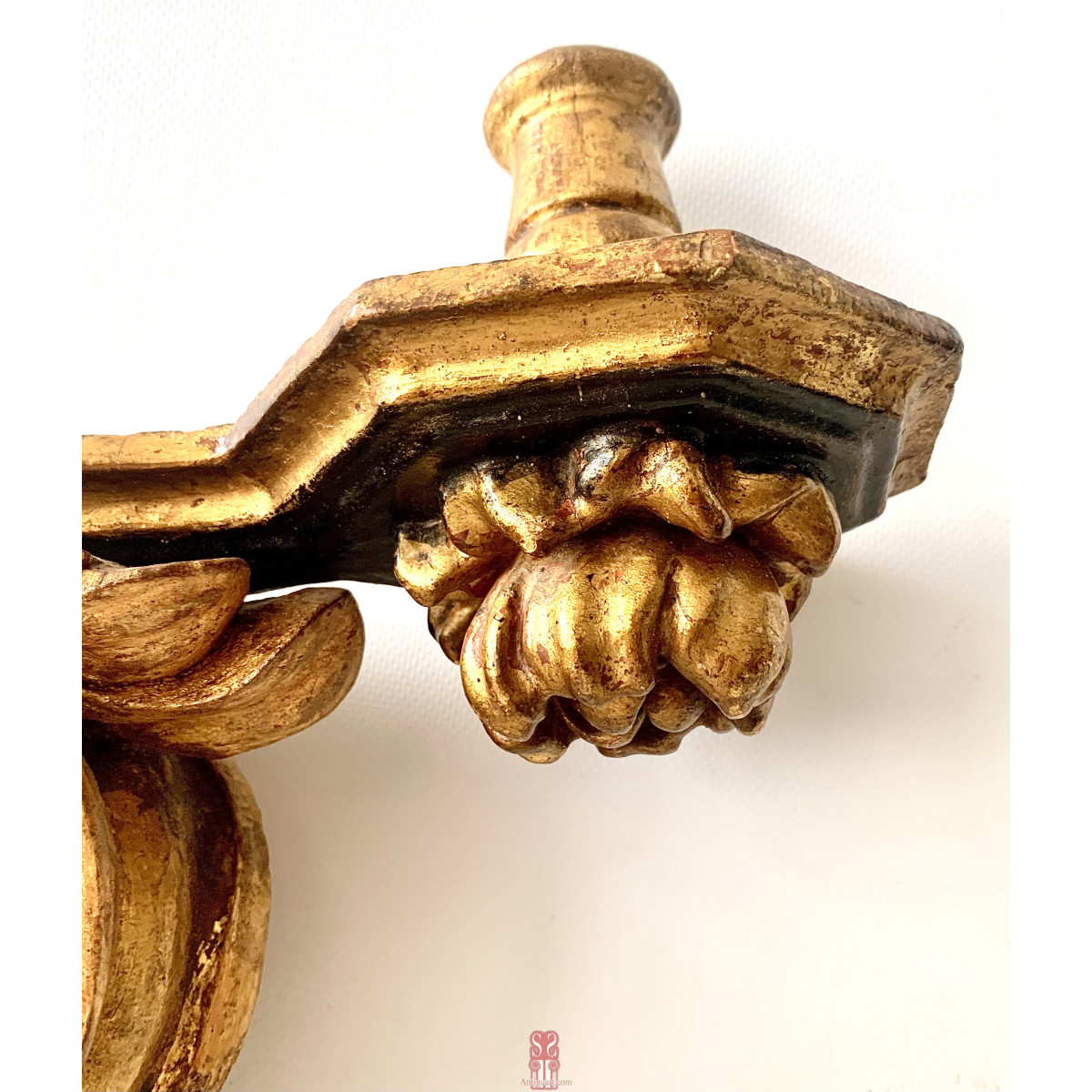 Pareja de candeleros de pared, de madera dorada, siglo XVIII.