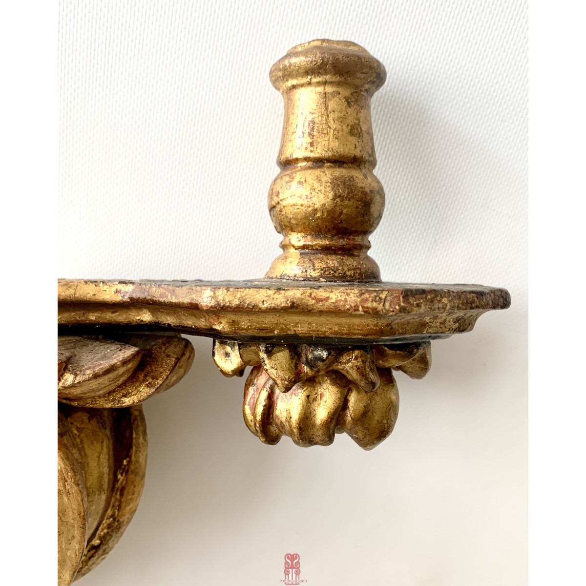 Pareja de candeleros de pared, de madera dorada, siglo XVIII.