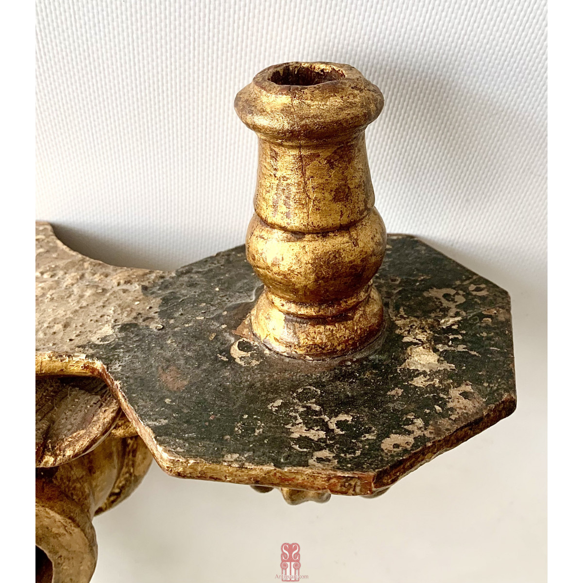 Pareja de candeleros de pared, de madera dorada, siglo XVIII.