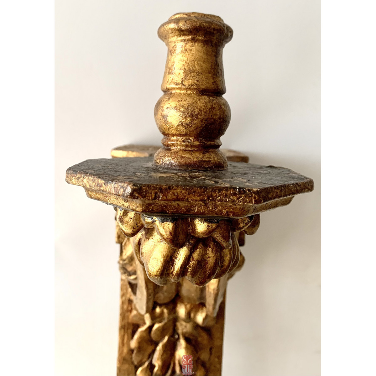 Pareja de candeleros de pared, de madera dorada, siglo XVIII.