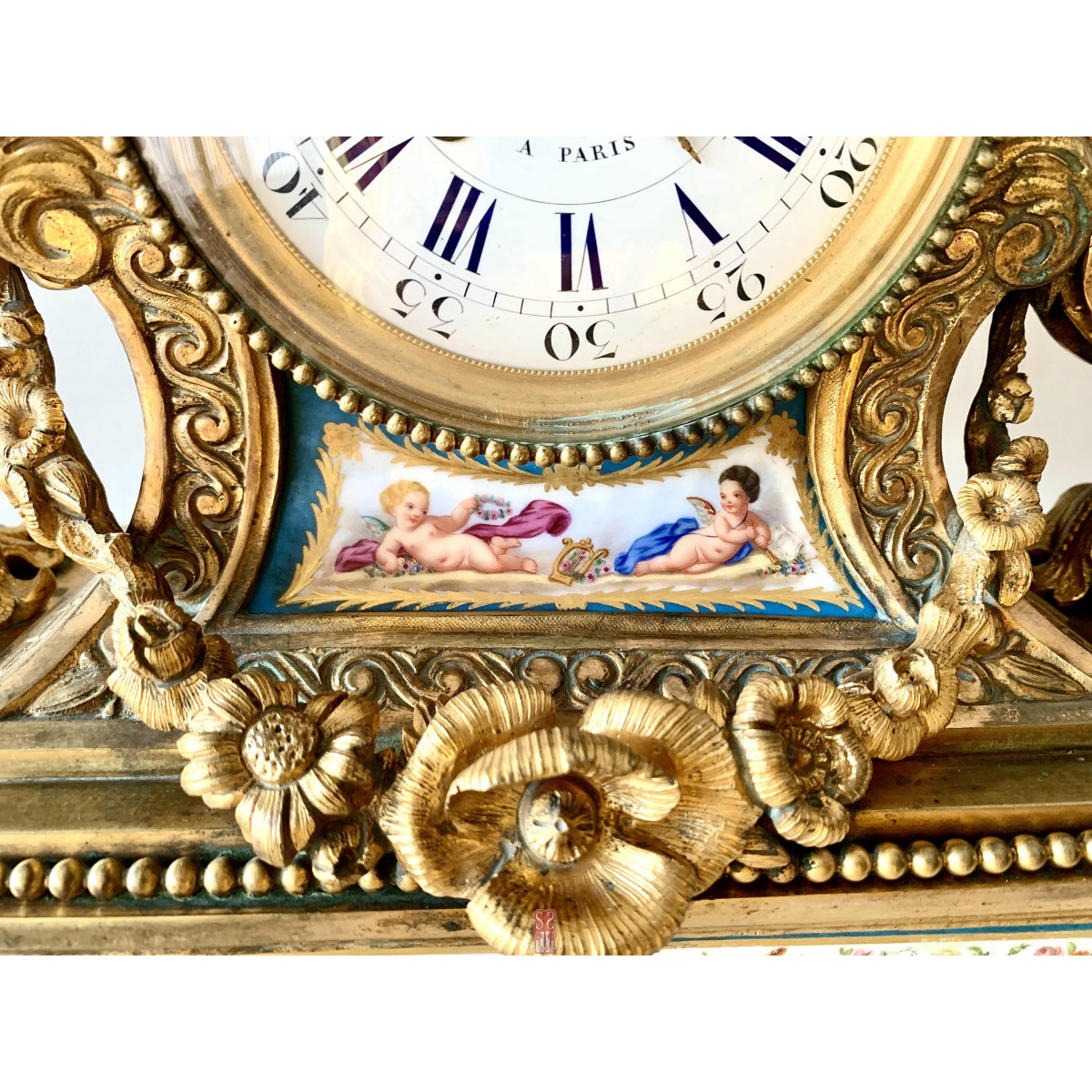 Reloj de sobre mesa francés, bronce dorado.