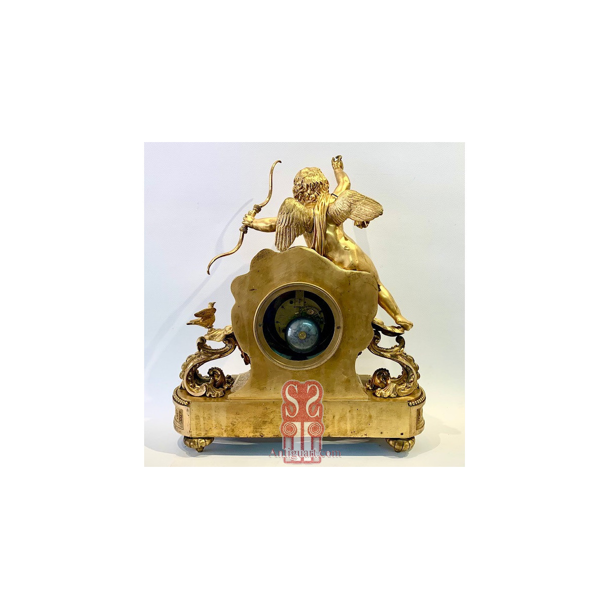 Reloj de sobre mesa francés, bronce dorado.