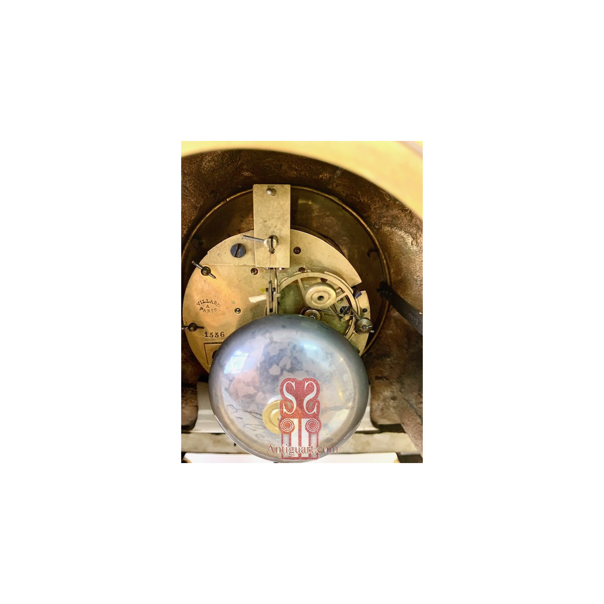 Reloj de sobre mesa francés, bronce dorado.