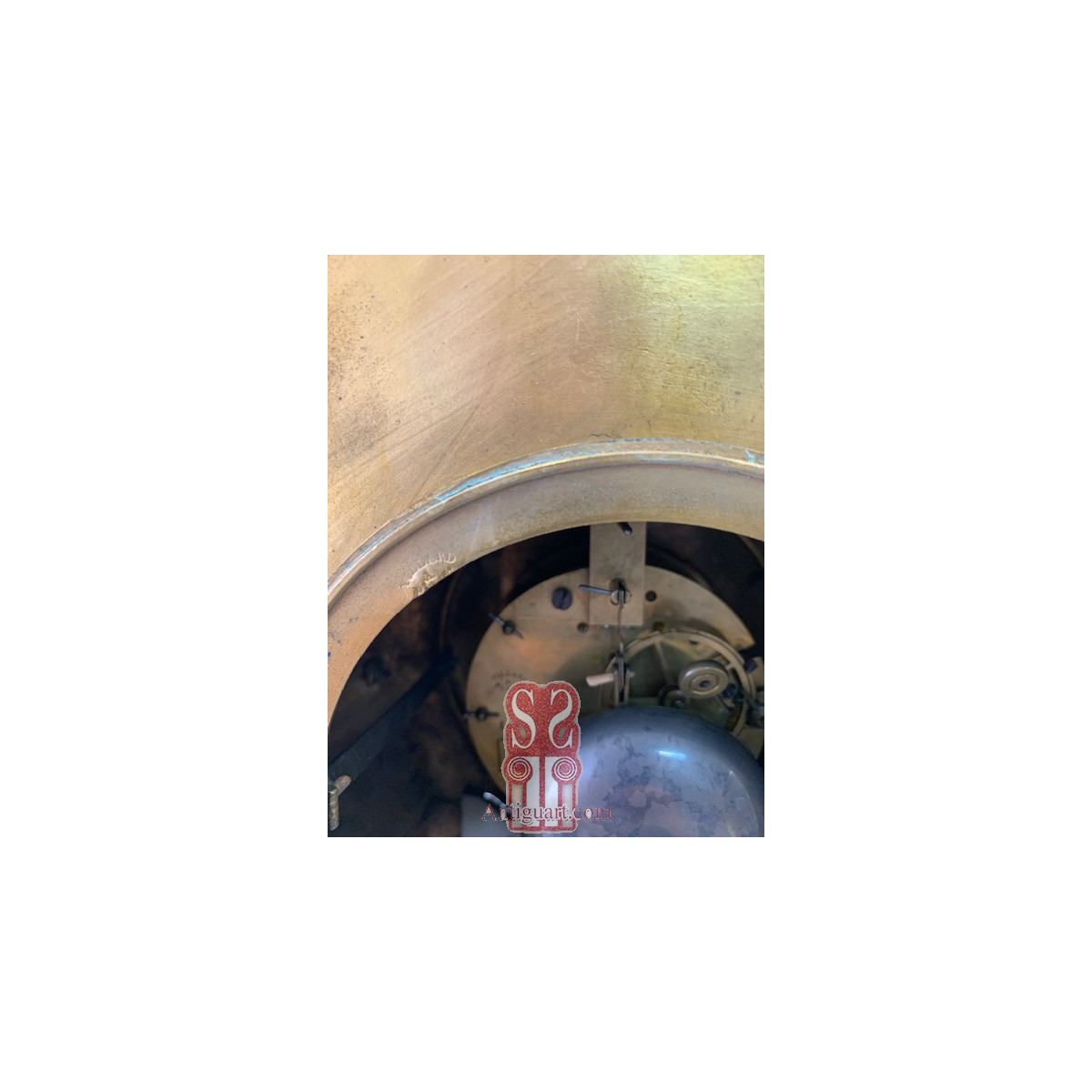 Reloj de sobre mesa francés, bronce dorado.