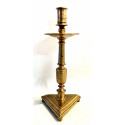 Candelero de bronce del siglo XVII.