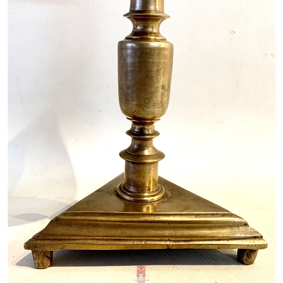 Candelero de bronce del siglo XVII.