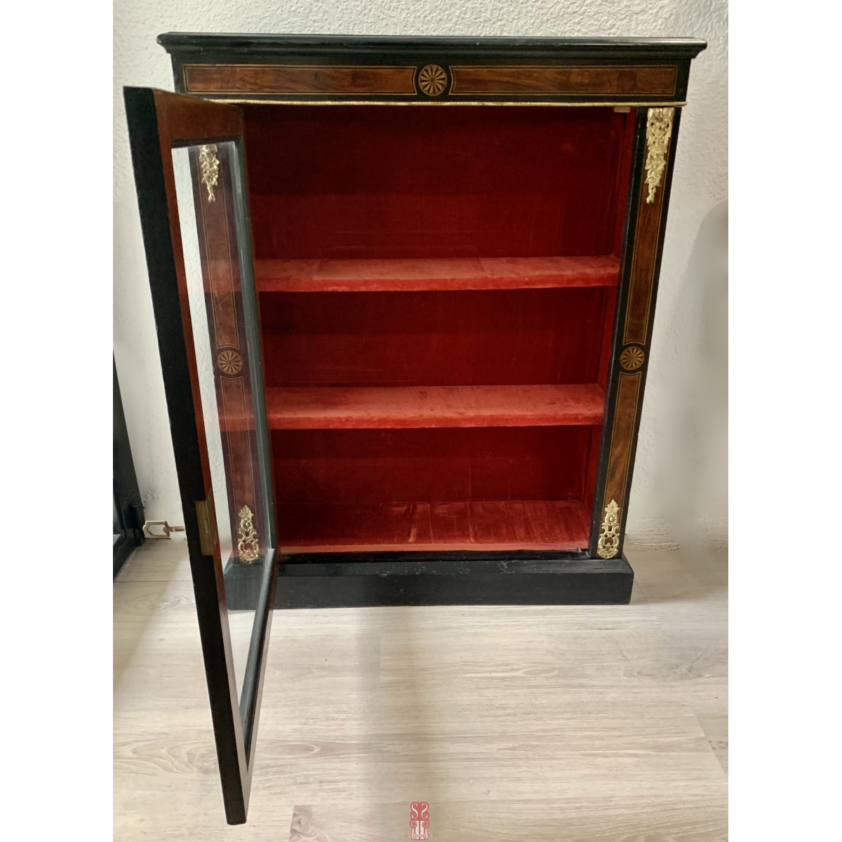 Napoleon III display cabinet, mid-19th