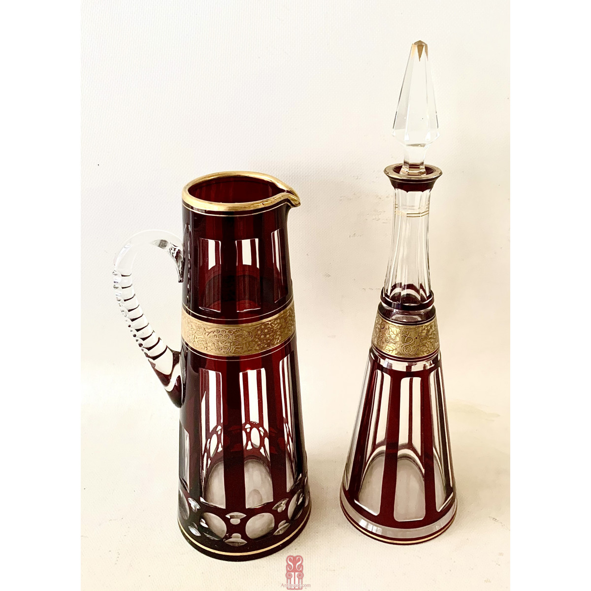 Pareja de botella licorera y jarra de cristal tallado, decó.