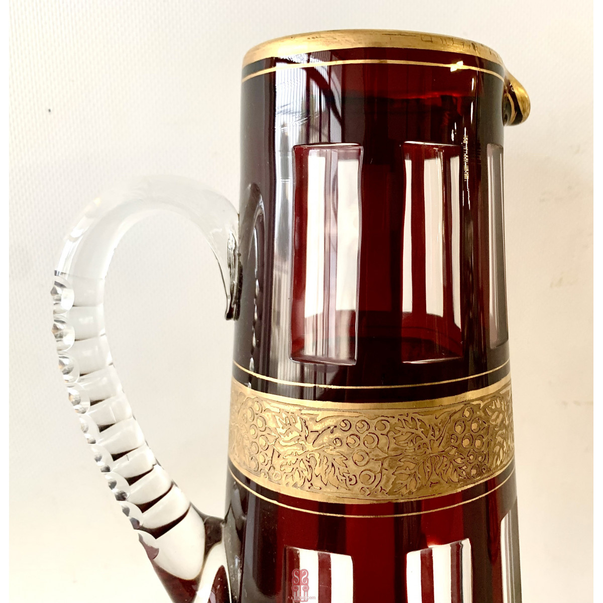 Pareja de botella licorera y jarra de cristal tallado, decó.