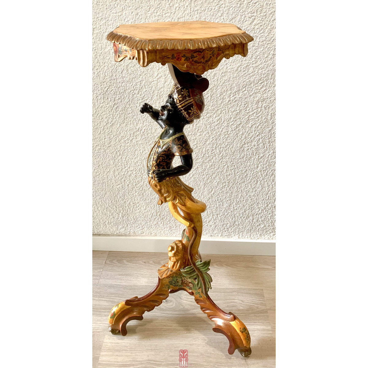 Mesa de apoyo, moro tallado y policromado, Venecia siglo XIX