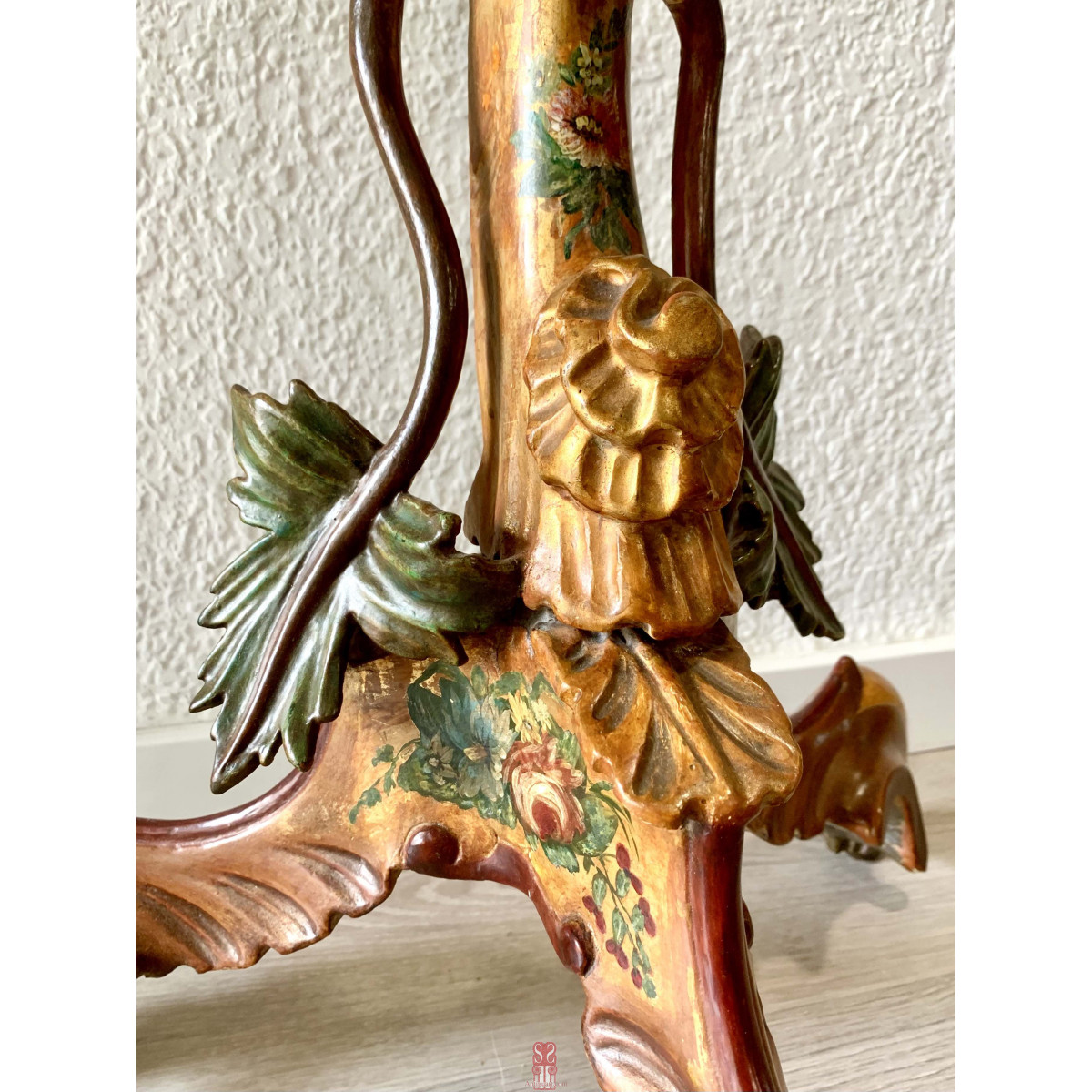 Mesa de apoyo, moro tallado y policromado, Venecia siglo XIX