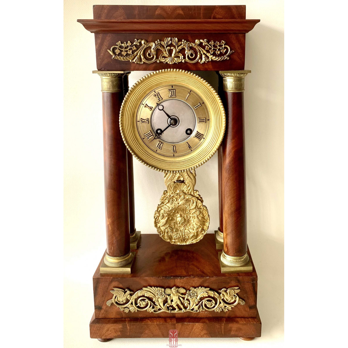 Reloj pendulo de sobre mesa, siglo XIX.