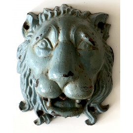 Fuente en hierro fundido, cabeza de león, del siglo XIX  2