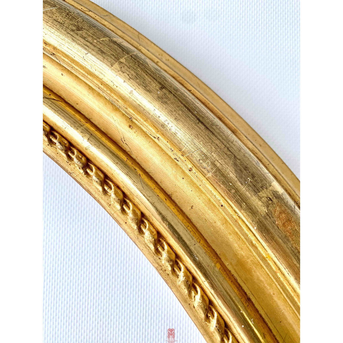 Marco ovalado dorado, del siglo XIX.