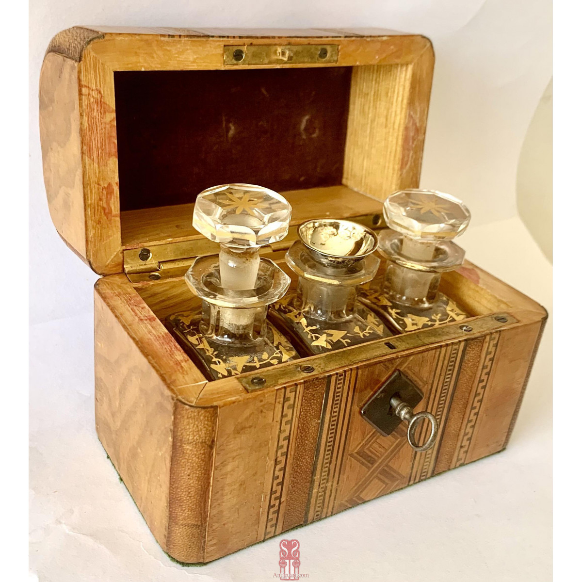 Box with fine inlays with geometric decorations 19th